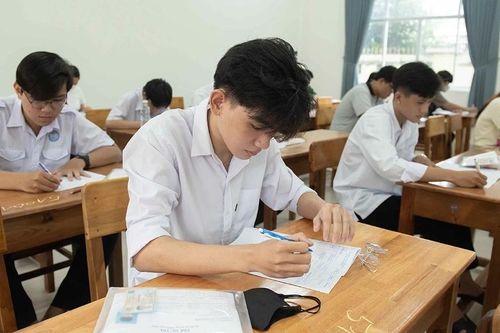 Cân bằng trắc nghiệm, tự luận