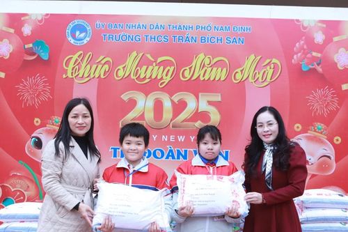 Chung tay chăm lo cho học sinh nghèo đón Tết an vui