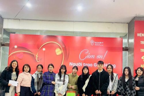 Trao yêu thương đến các bệnh nhân Viện Huyết học truyền máu Trung ương