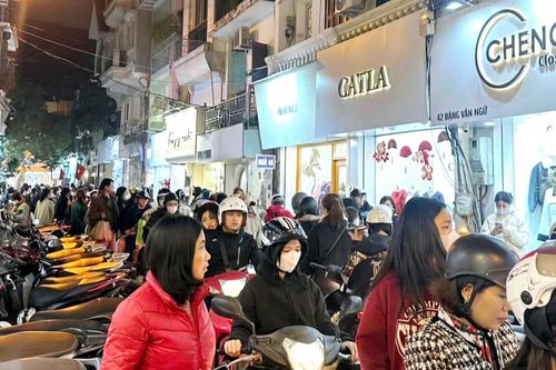 Hà Nội: Chợ quần áo, mỹ phẩm 'giá sinh viên'... đông nghịt khách