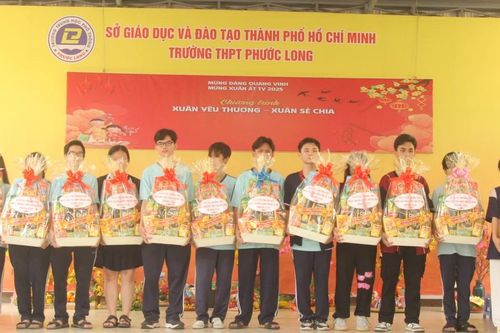 Trường học tại TPHCM đấu giá tranh vẽ, mở 'siêu thị' giúp học sinh nghèo