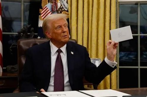Tổng thống Donald Trump tiết lộ bức thư của người tiền nhiệm Joe Biden để lại trong Phòng Bầu dục