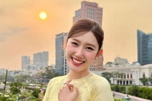 Người đẹp Việt chuộng áo dài đính kim sa, lông vũ, kiểu dáng cổ yếm dịp Tết Ất Tỵ 2025