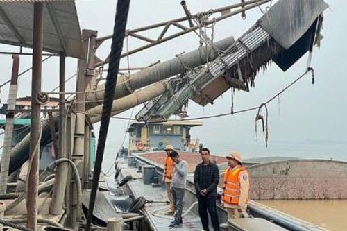 Bắt quả tang nhóm đối tượng khai thác cát trái phép trên Sông Hồng