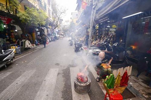 Tết Nguyên đán 2025: Phòng cháy chữa cháy khi thắp hương, đốt vàng mã