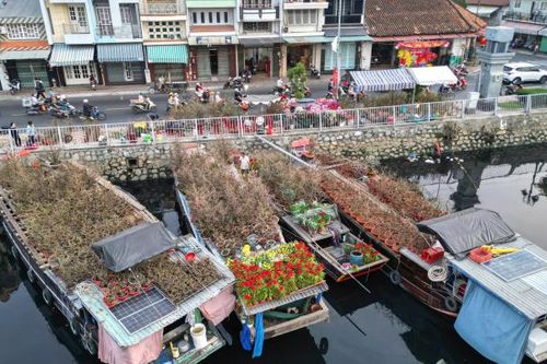 Rộn ràng chợ hoa xuân 'trên bến dưới thuyền' ở TP HCM ngày cận Tết