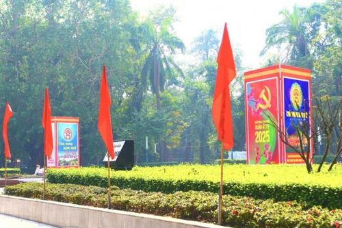 Phố phường Hà Nội rực rỡ sắc đỏ trước thềm Tết Nguyên đán 2025