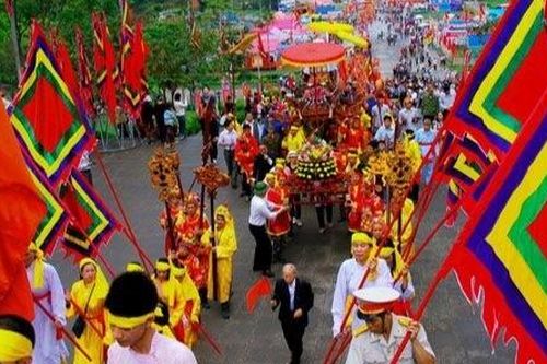 Là cây một gốc, là con một nhà...