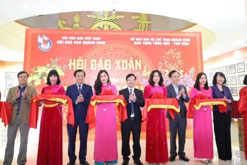 Hơn 300 ấn phẩm và ảnh tư liệu quý trưng bày tại Hội báo Xuân Quảng Bình 2025