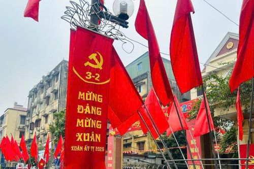 Không khí mừng Đảng, mừng Xuân rộn ràng khắp phố phường Hà Nội