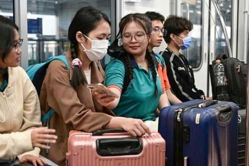 Nườm nượp người lỉnh kỉnh đồ đạc đi metro TPHCM ra bến xe về quê ăn Tết