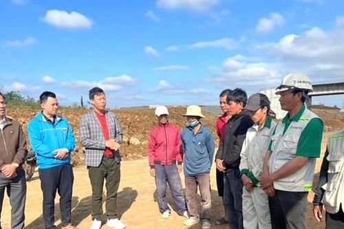 Thăm hỏi, tặng quà thanh niên công nhân hỗ trợ hoàn thành 3.000km cao tốc