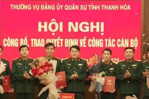 Thường vụ Đảng ủy Quân khu 4, Thường vụ Đảng ủy Quân sự tỉnh Thanh Hóa trao quyết định về công tác cán bộ