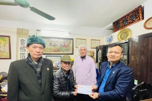 Hội CCB BMQL&ĐH Petrovietnam thăm, tặng quà các hộ gia đình chính sách phường Láng Hạ, Hà Nội