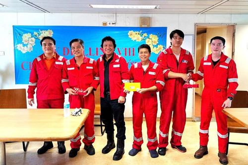 Lãnh đạo PV Drilling thăm và động viên người lao động giàn khoan PV DRILLING VIII tại Malaysia