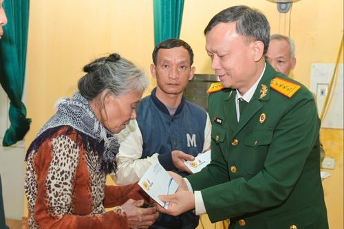 Hội CCB Petrovietnam thăm, tặng quà các hộ gia đình có hoàn cảnh khó khăn xã Yên Thọ, tỉnh Nam Định