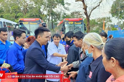 'Chuyến xe yêu thương' đưa bệnh nhân và người nhà về quê ăn Tết