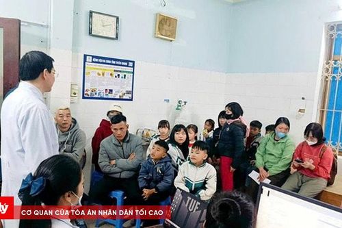 Hơn 30 học sinh ngộ độc sau khi uống chai nước lạ ngoài cổng trường