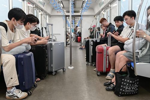 Lục đục kéo vali transit qua tàu metro TPHCM về quê ăn Tết sớm