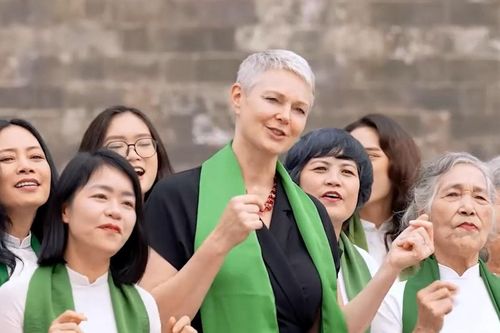 Đại sứ nhóm G4 tại Việt Nam hát 'Năm qua đã làm gì' chúc Tết