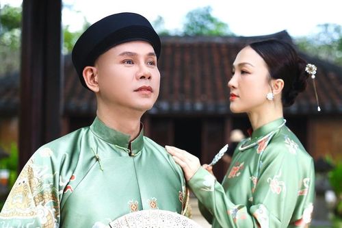 'Anh tài' Phan Đinh Tùng mặc áo dài tình tứ với vợ kém 12 tuổi