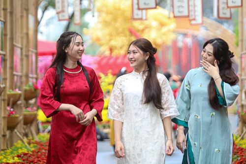 Nô nức check-in đường hoa ở 'khu nhà giàu' trước giờ khai mạc