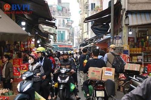 Phố bánh kẹo Hà Nội chật kín người mua dịp cận Tết