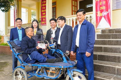 Báo Nghệ An và Bưu điện Nghệ An trao quà Tết cho người nghèo ở Thanh Chương
