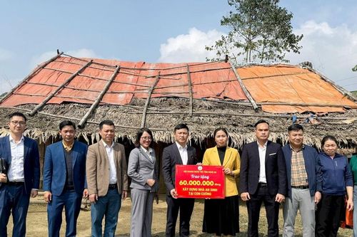 Hội Doanh nhân trẻ tỉnh trao nhà tình nghĩa và tặng quà Tết người nghèo ở Con Cuông