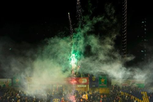 Niềm hạnh phúc vỡ òa trên sân Vinh khi SLNA giành chiến thắng đầu tiên tại V-League 2024/25