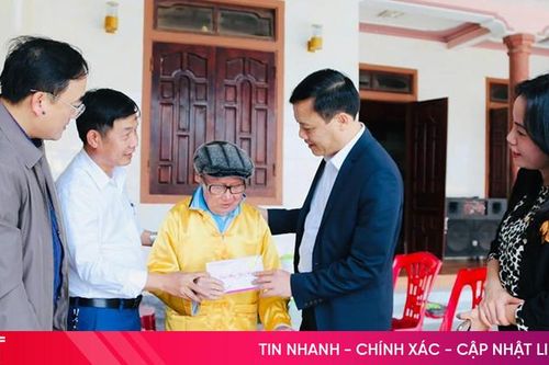 Thạch Hà trao tặng quà cho nguyên lãnh đạo, đảng viên cao tuổi và cán bộ cơ sở