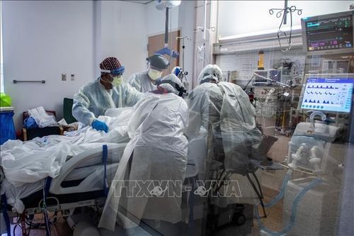 Hệ thống y tế tại Mỹ 'căng mình' đối phó nguy cơ dịch chồng dịch