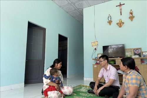 Đồng bào dân tộc thiểu số vui mừng đón Xuân trong nhà mới