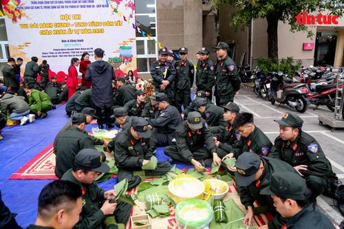 Công an Hà Nội thi gói bánh chưng, sẵn sàng trực chiến trong dịp Tết Ất Tỵ