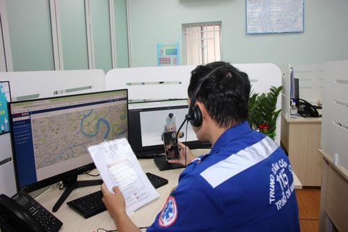 Cấp cứu bé sinh non trên xe ô tô qua cuộc gọi video call