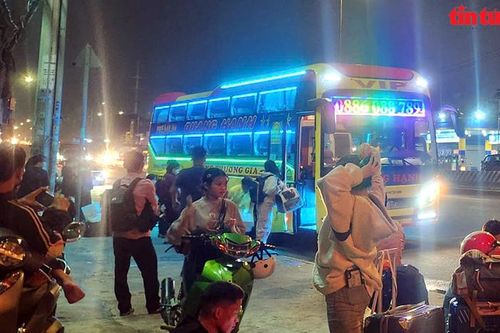 TP Hồ Chí Minh: Bát nháo xe 'dù', bến 'cóc' những ngày cận Tết