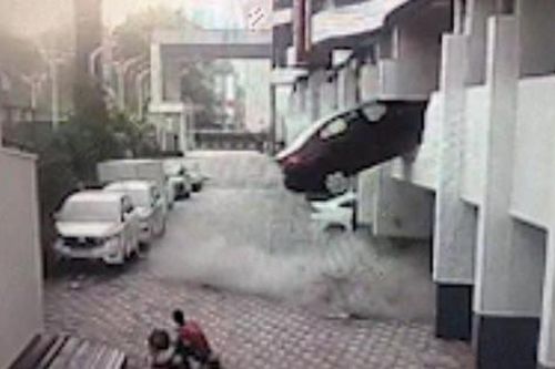 Xe ô tô lùi thủng tường, rơi từ bãi đỗ xe tầng 2 xuống đất