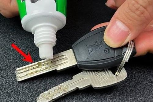 Bôi kem đánh răng lên chìa khóa, công dụng 'vàng 10' nhiều người không biết