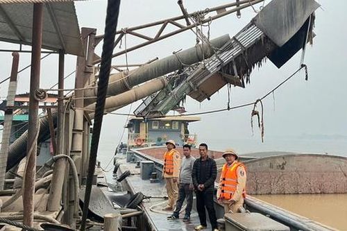 Bắt giữ vụ khai thác cát trái phép trên sông Hồng