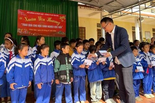 Tạp chí Đời sống & Pháp luật cùng CEN BTB tặng quà Tết cho trẻ em vùng cao Nghệ An
