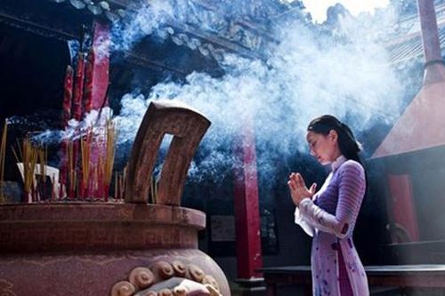 Thắp hương ngày Tết, chuyên gia cảnh báo dấu hiệu cần biết tránh gây hại cho sức khỏe