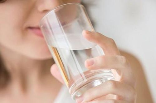 Lý do nên uống một cốc nước ấm khi bụng đói