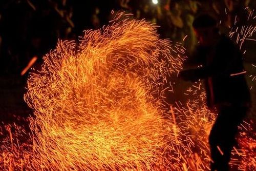 Huyền bí 'vũ điệu lửa' của người Pà Thẻn
