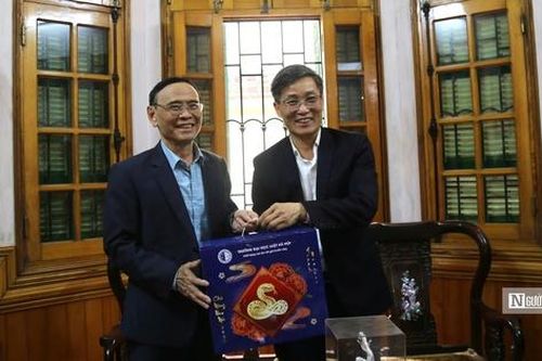 Chủ tịch Hội Luật gia Việt Nam thăm, chúc Tết nguyên Chủ tịch Hội