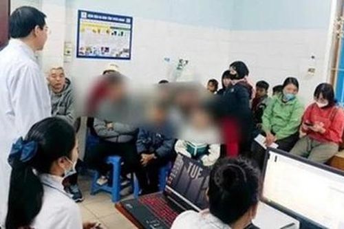 Chia nhau uống dung dịch lạ màu hồng, nhiều học sinh phải nhập viện
