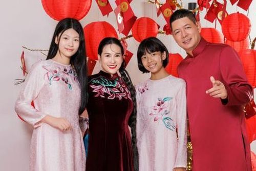 Gia đình Bình Minh lên đồ đón Tết, nhan sắc 2 ái nữ chiếm spotlight
