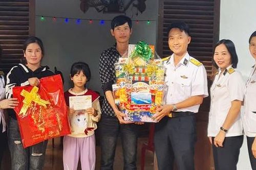 Lữ đoàn 162 tặng quà Tết, động viên con đỡ đầu