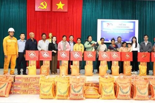 PC Đắk Nông: Trao quà Tết cho hộ gia đình khó khăn