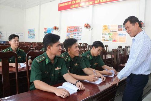 Cán bộ biên phòng học tiếng Khmer