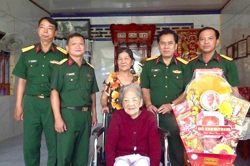 Bộ Chỉ huy Quân sự tỉnh An Giang chúc Tết Mẹ Việt Nam Anh hùng Nguyễn Thị Bảy